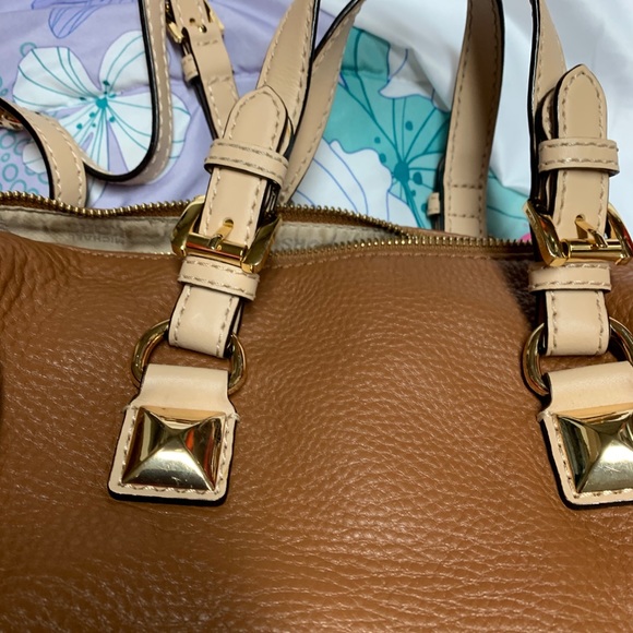 Michael Kors Medium Crossbody Handbag - Picture 3 of 11